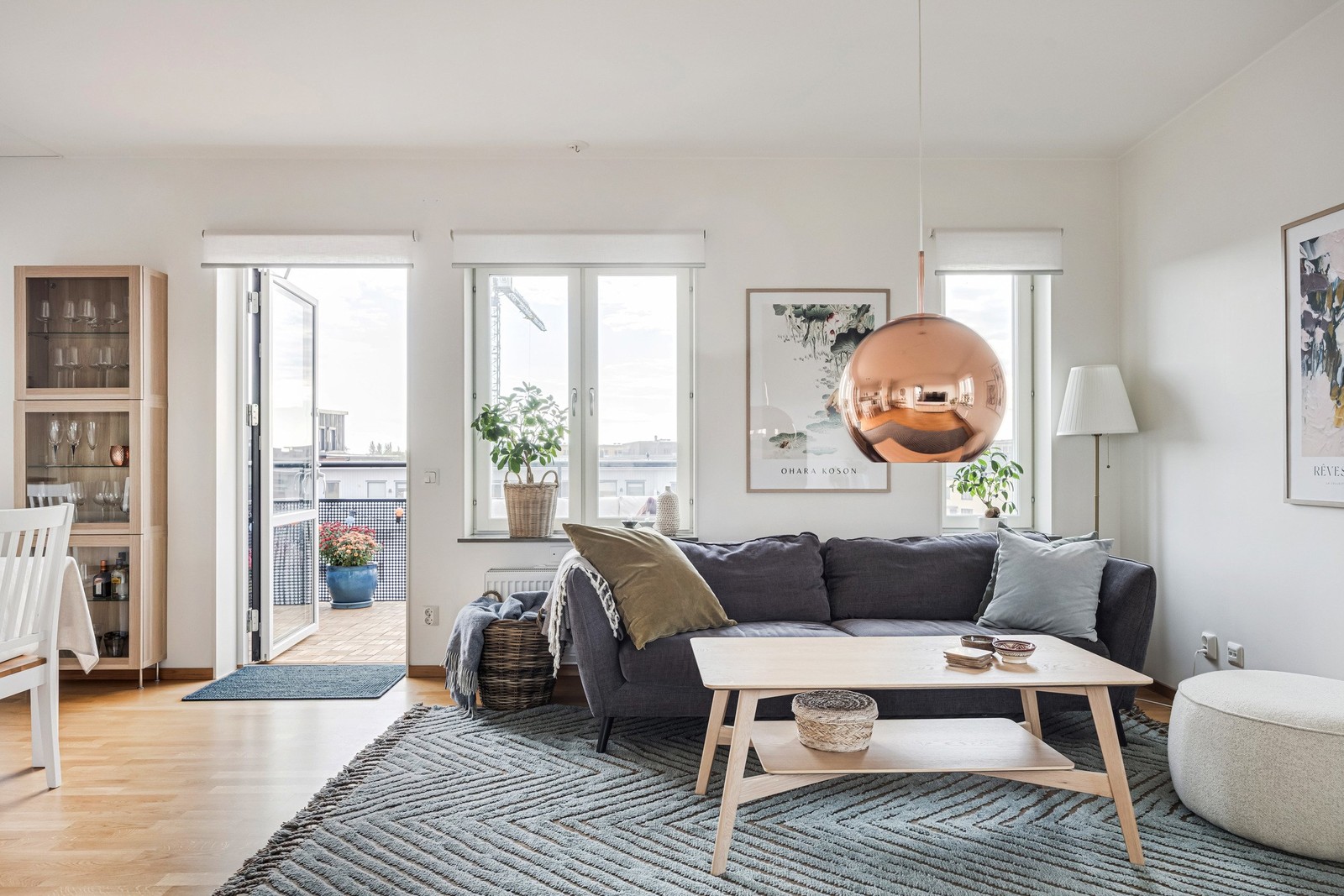 Vardagsrum med utgång till balkong