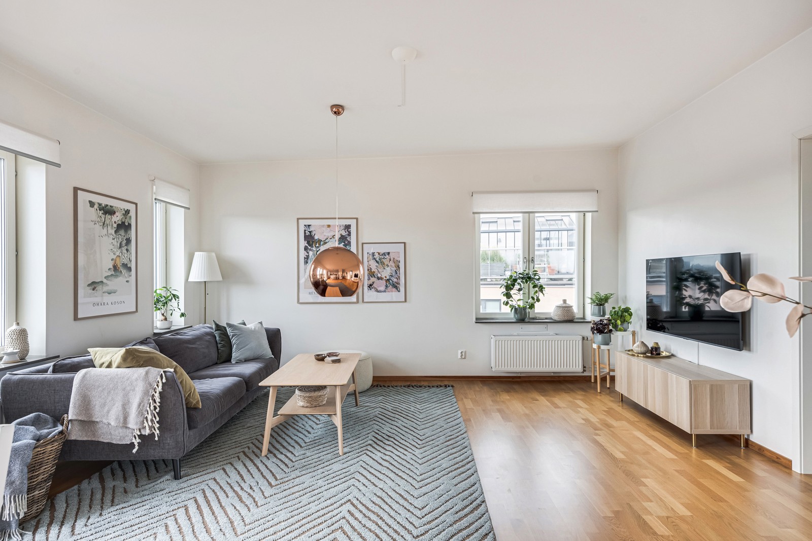 Ljust och luftigt vardagsrum med fönster mot både öster och söder