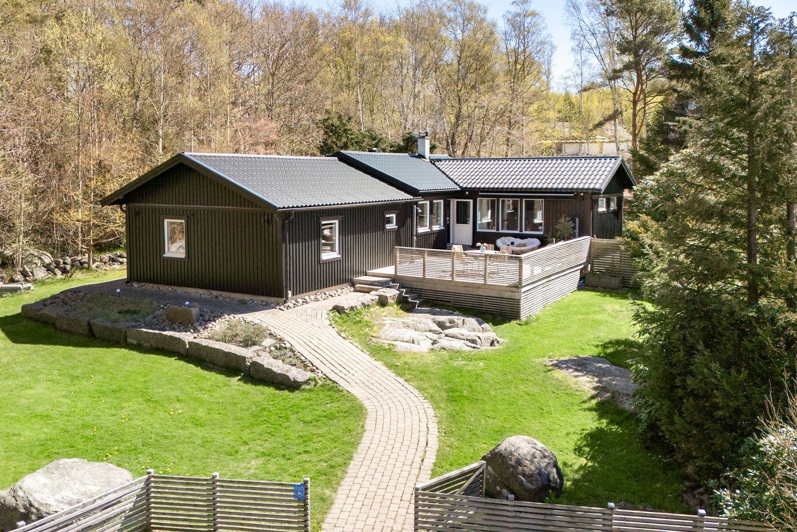 Mavägen 10- en smakfullt renoverad och välplanerad villa med etage omgiven av grönska