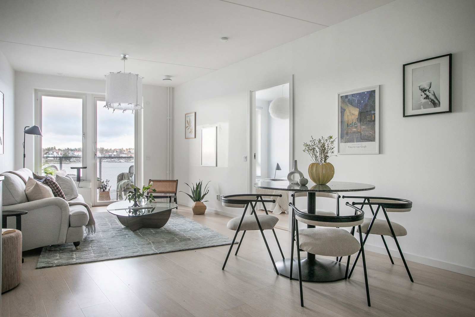 Varmt välkommen till en riktigt fin lägenhet med fantastiska vyer