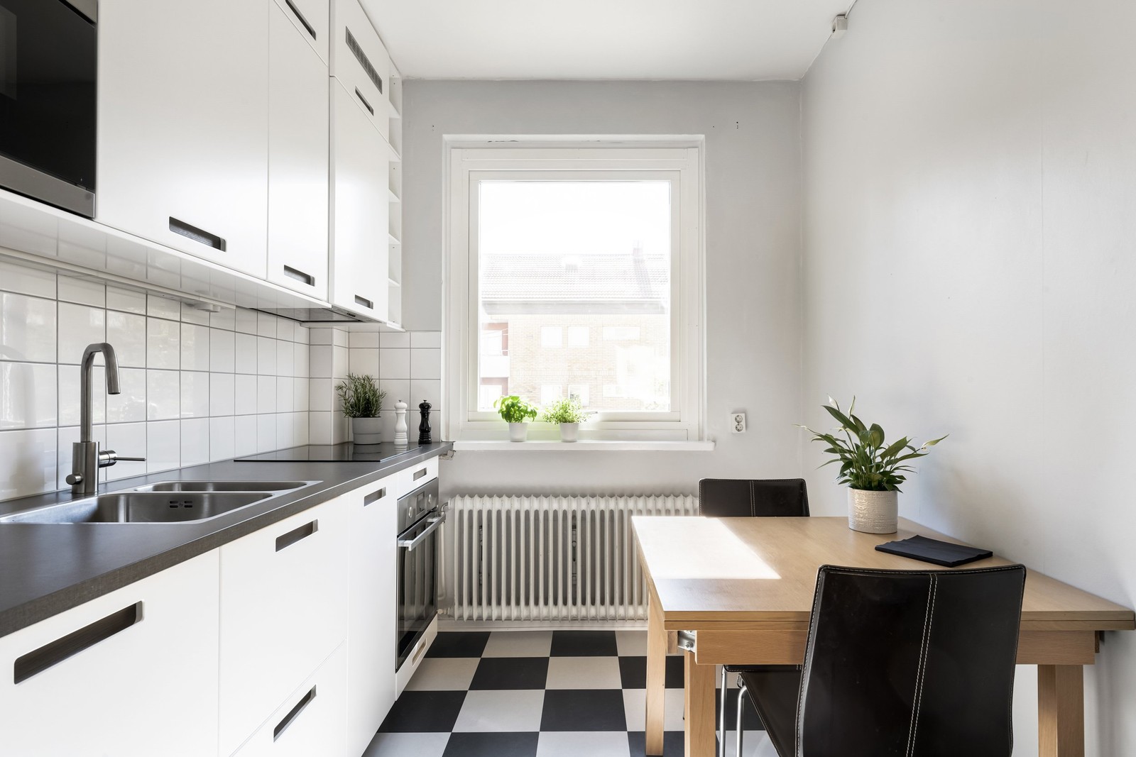 Ljust och charmigt kök med plats för matbord