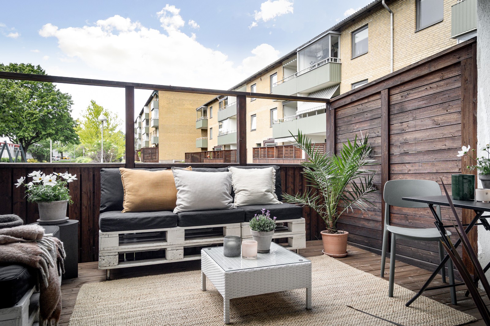 Välkomna till denna fina tvåa med uteplats