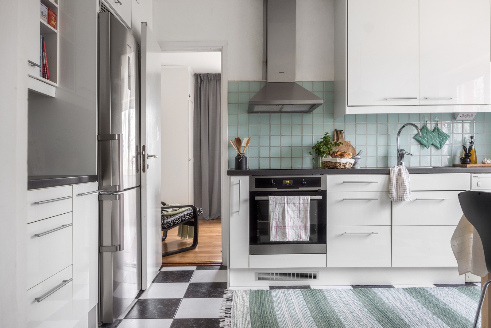 Välkomna till bostadens kök där gott om plats för förvaring finns