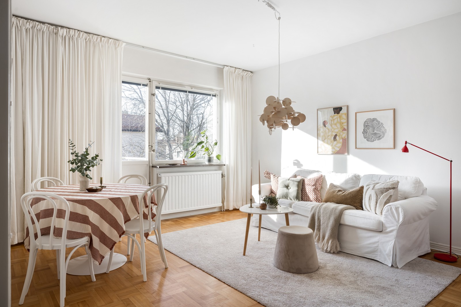 Ljust och rymligt vardagsrum