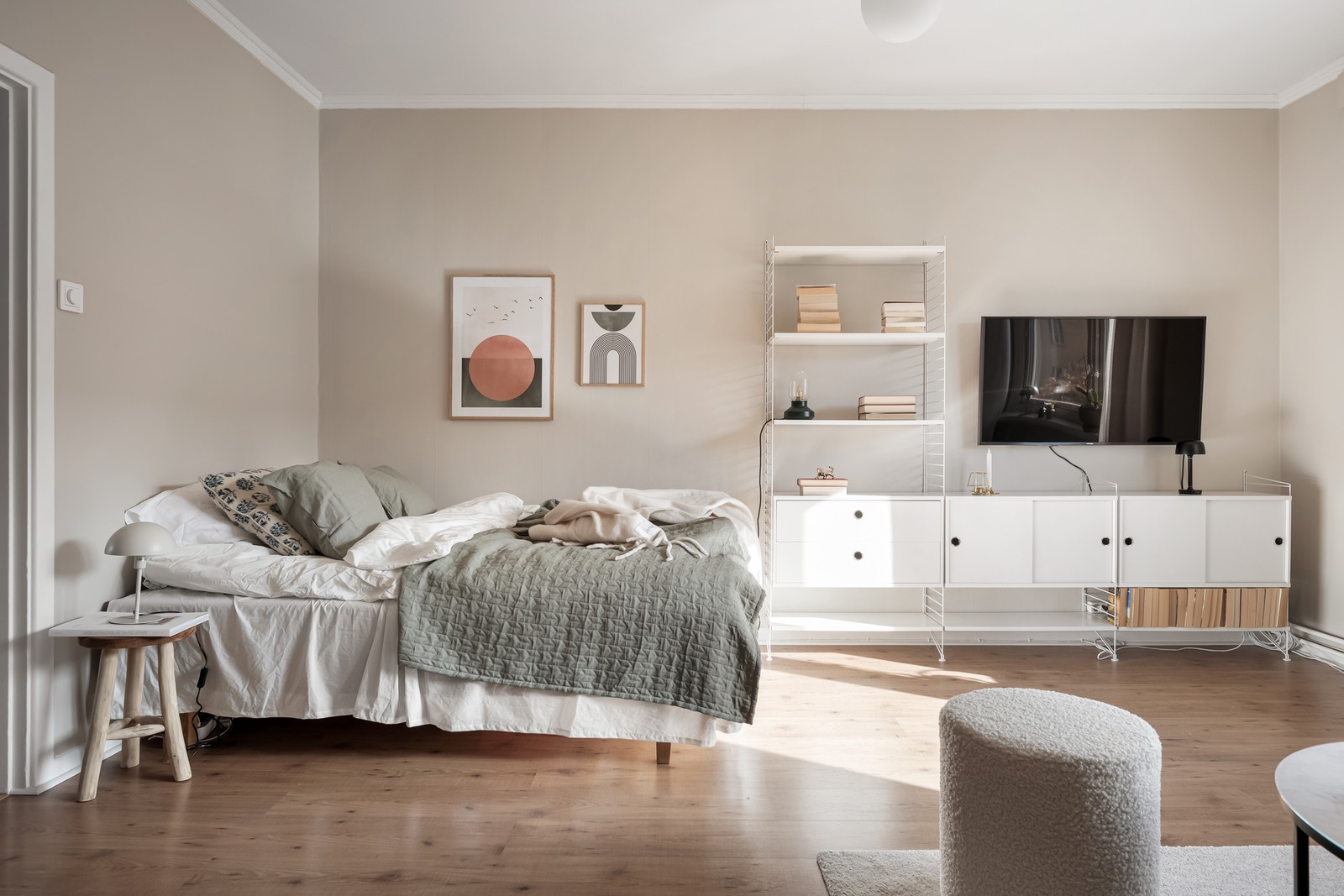 Här ryms enkelt en mysig soffhörna med tillhörande möblemang, tv-möbel samt säng