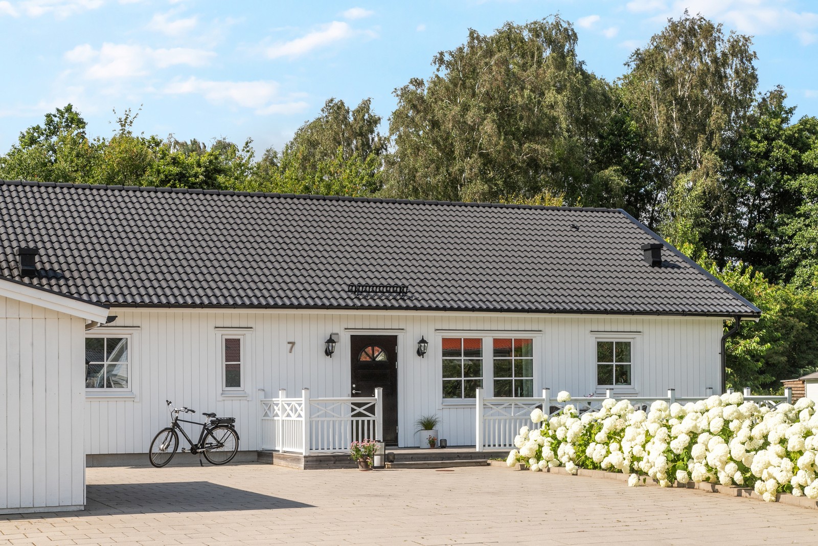 Ett gediget lösvirkeshus med klassisk exteriör