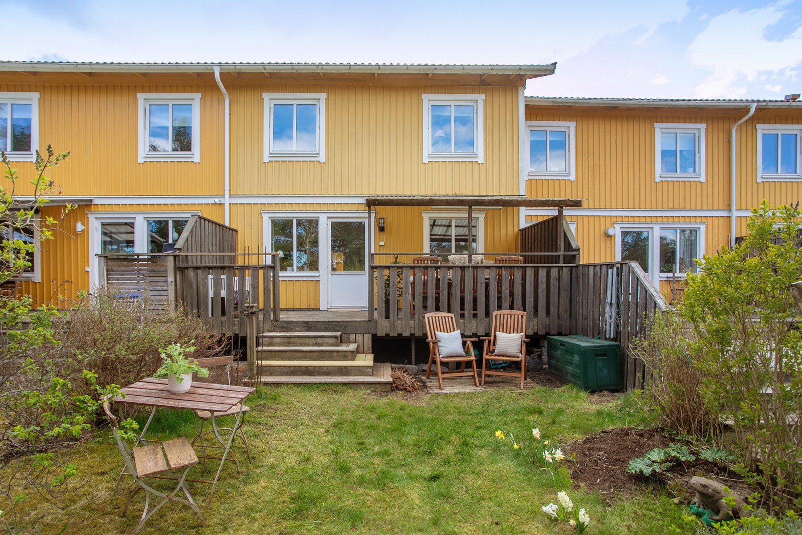 Klassiskt radhus med barnvänligt läge intill Myrsjön i Saltsjö-Boo