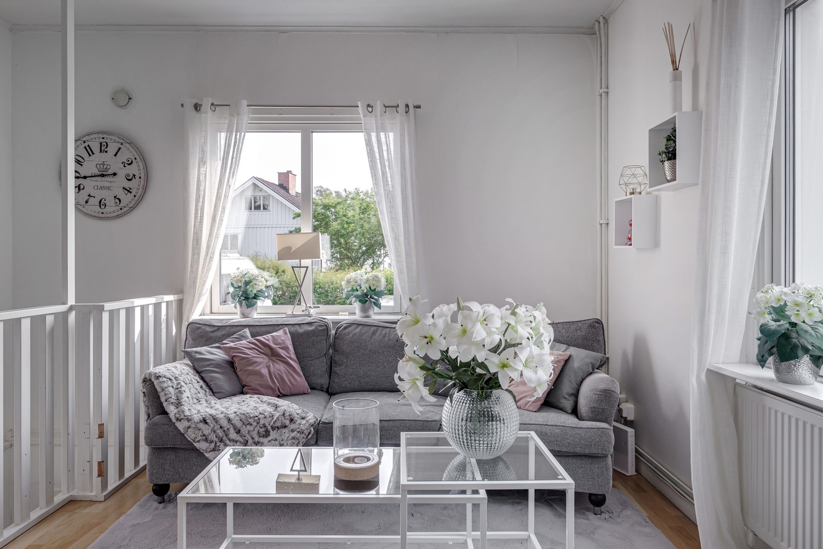 Bland välskötta och grönskande villaträdgårdar finner ni denna välplanerade bostad i etage