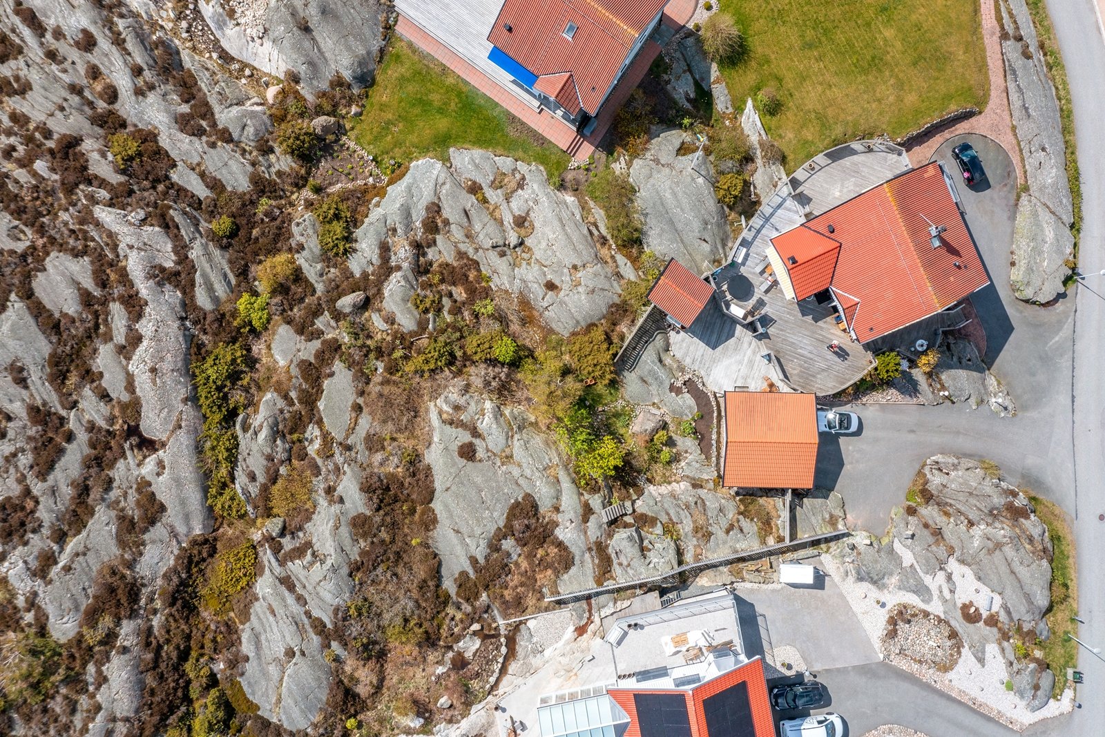 Vy ovan tomt med uppfart och garage som till hör tomten