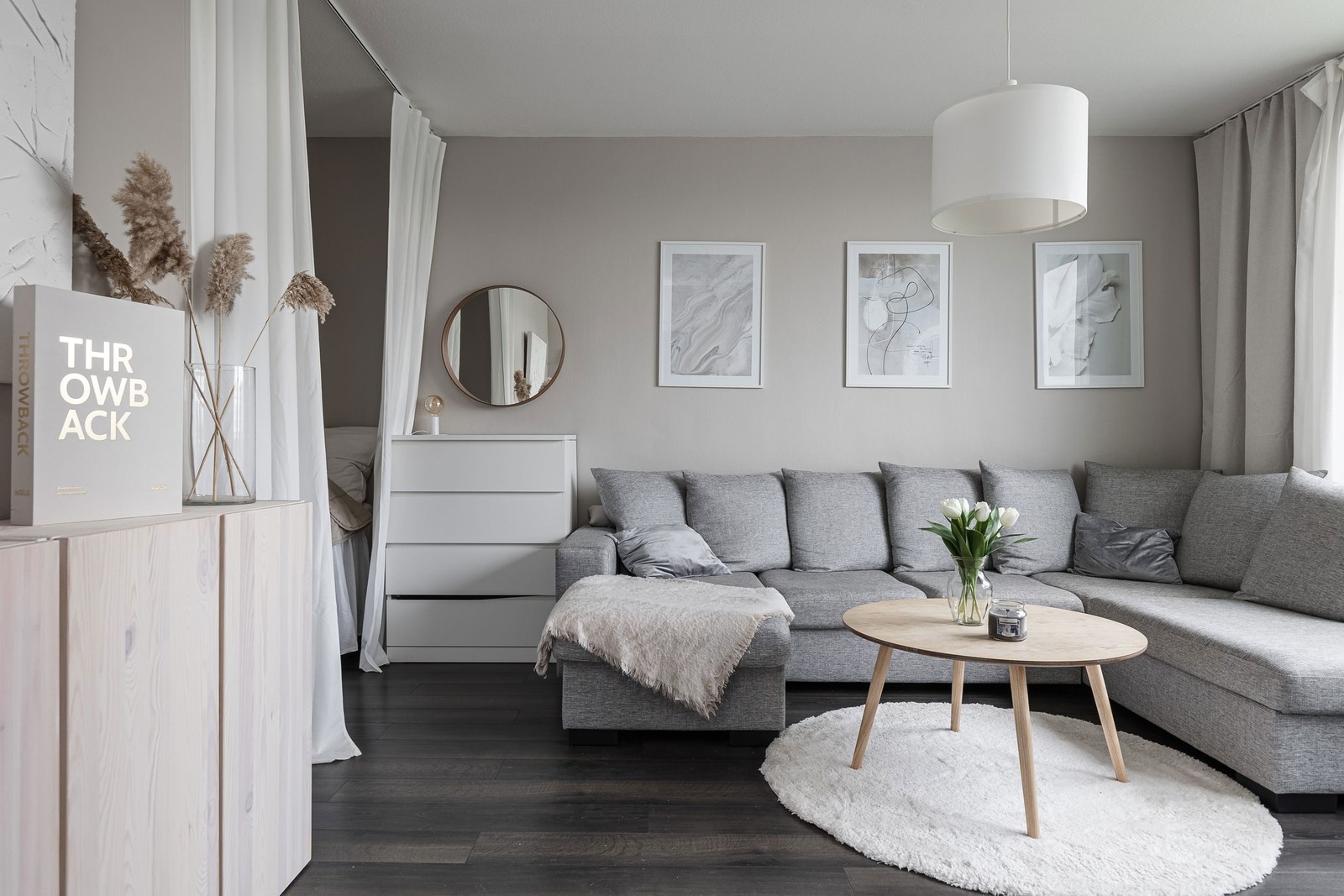 Rymligt allrum med sovalkov