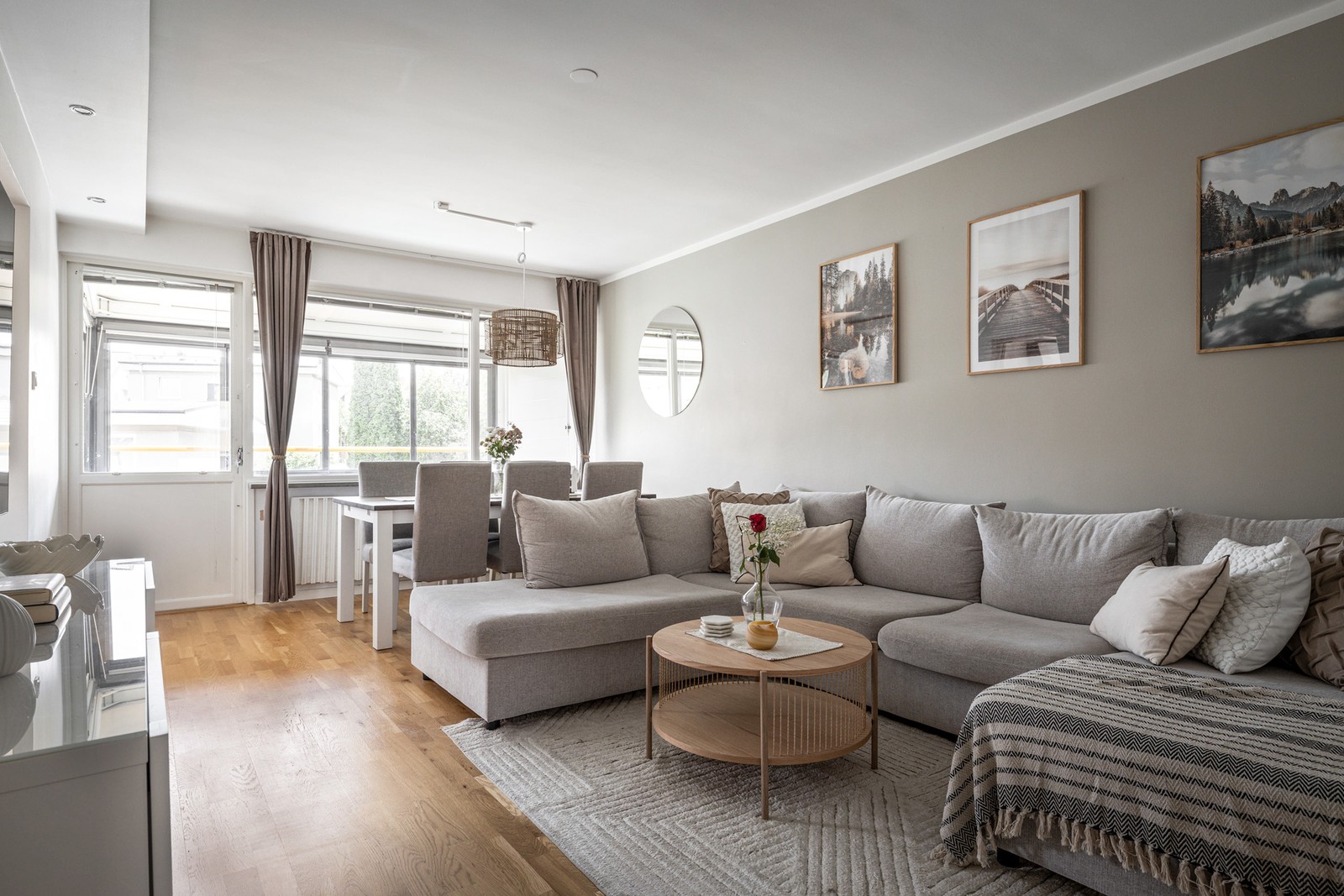 Underbart vardagsrum med skön anslutning mot kök, matplats och balkong.