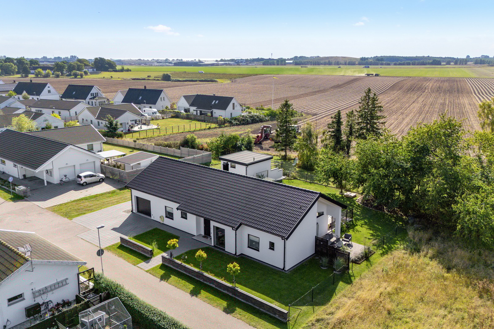 Friliggande villa, med placering längst på en lugn återvändsgränd och ett unikt attraktivt läge. Int