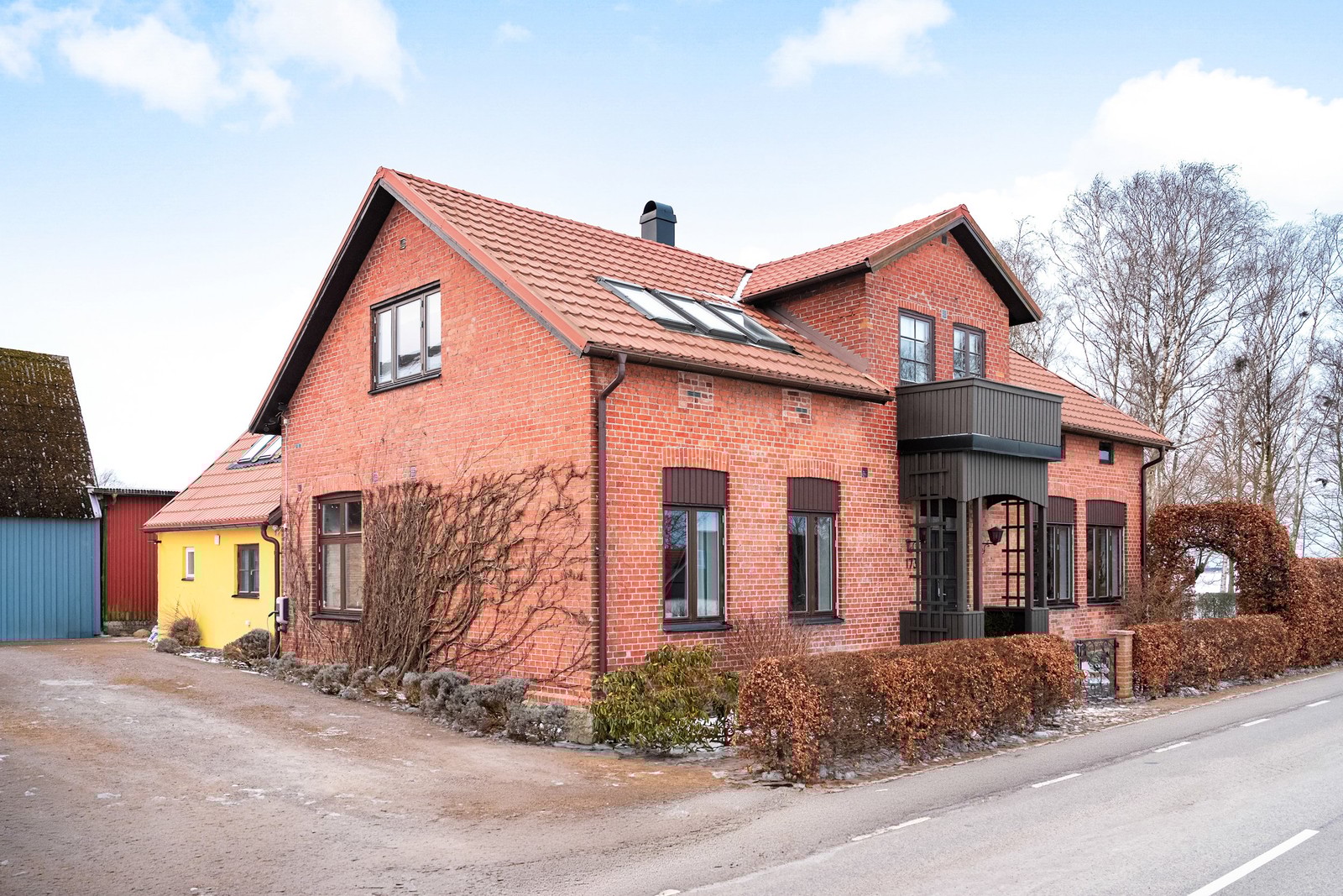 Parkering för flertalet bilar, laddstolpe