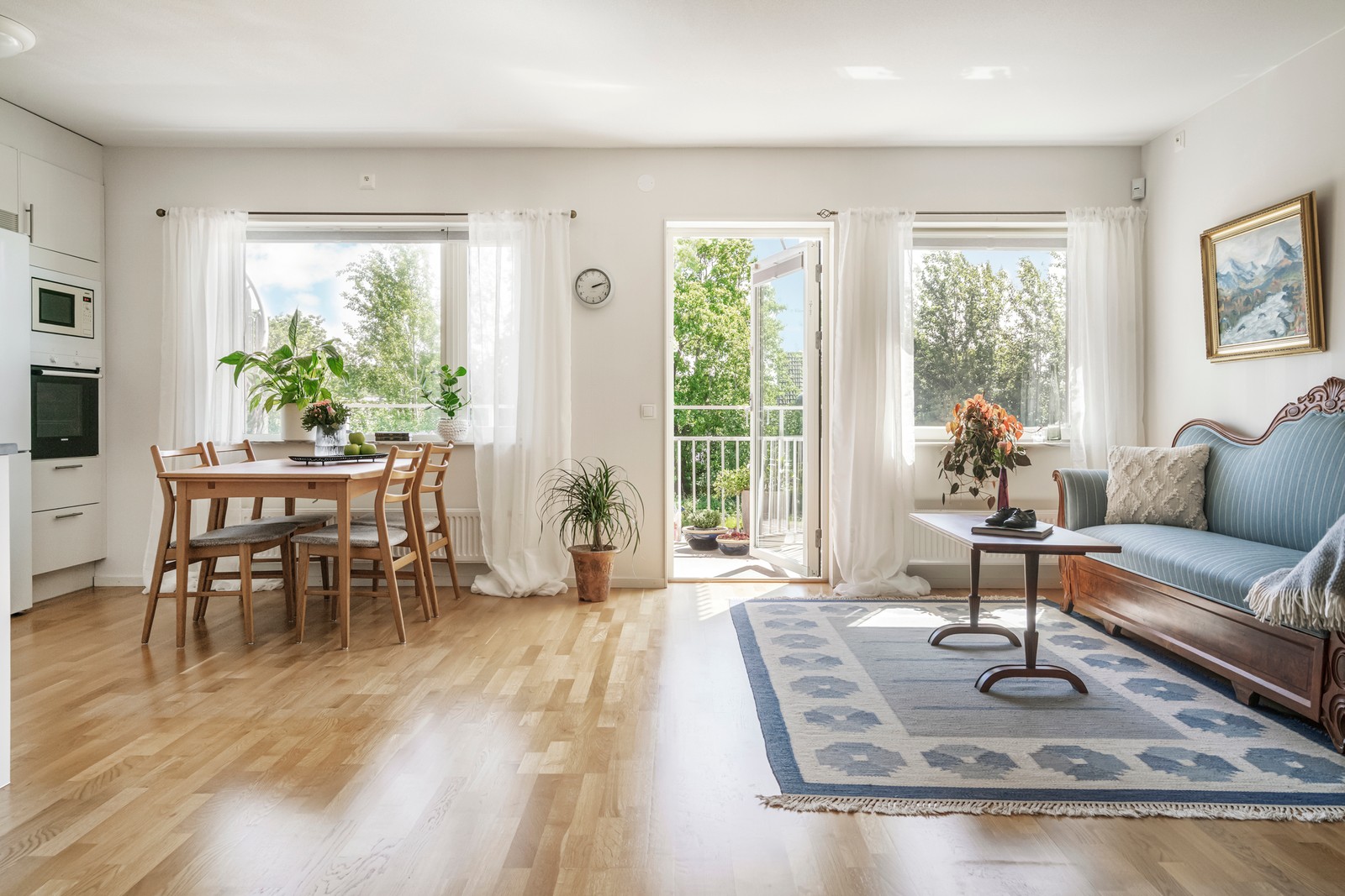 Ljusa sociala ytor i öppen planlösning