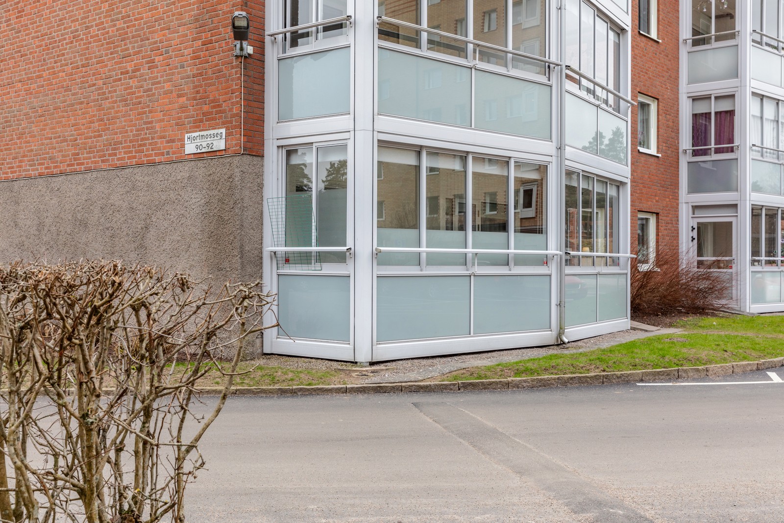 Två balkonger belägna i markplan.