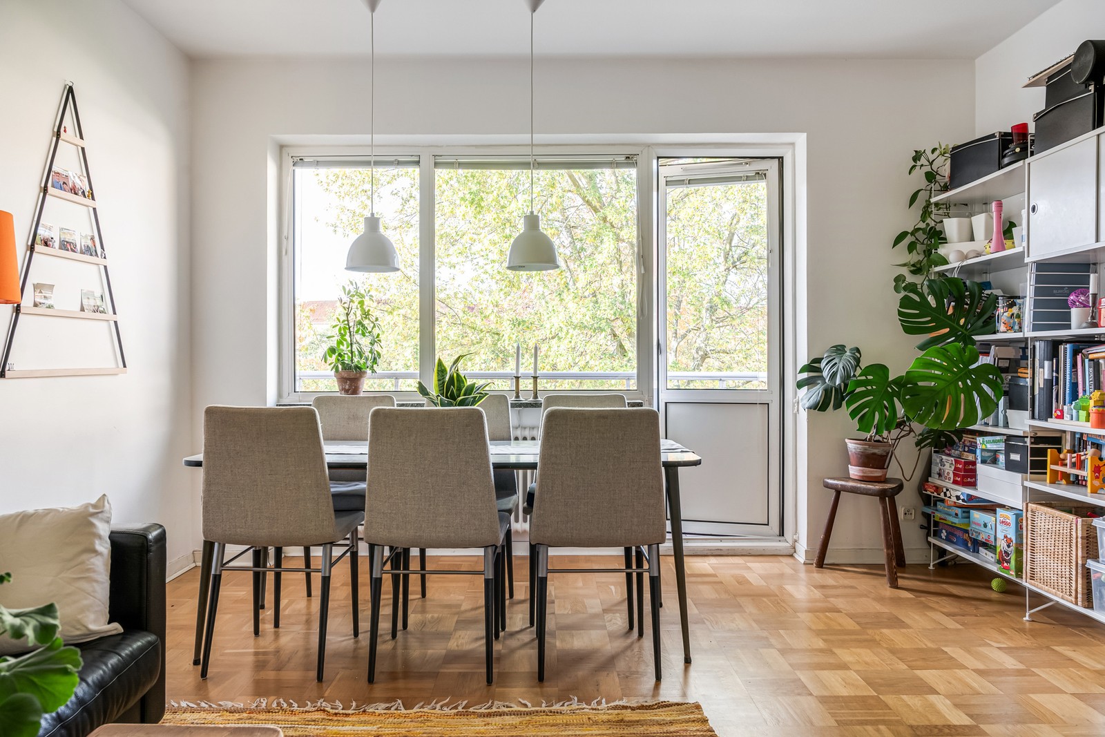 Stora fönsterpartier i sällskapsrummet