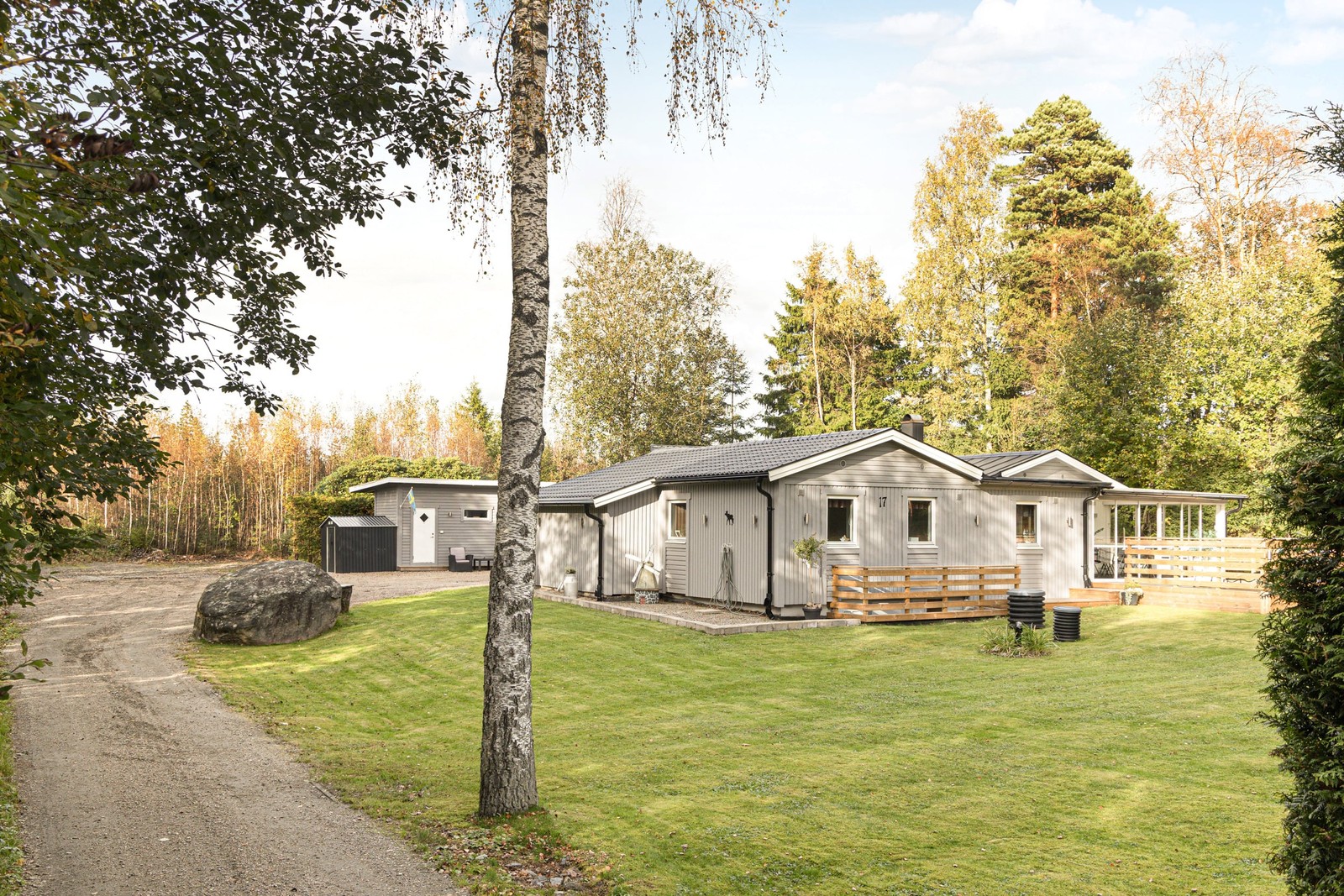 En lång grusväg från Alsjöslingan leder fram till huset