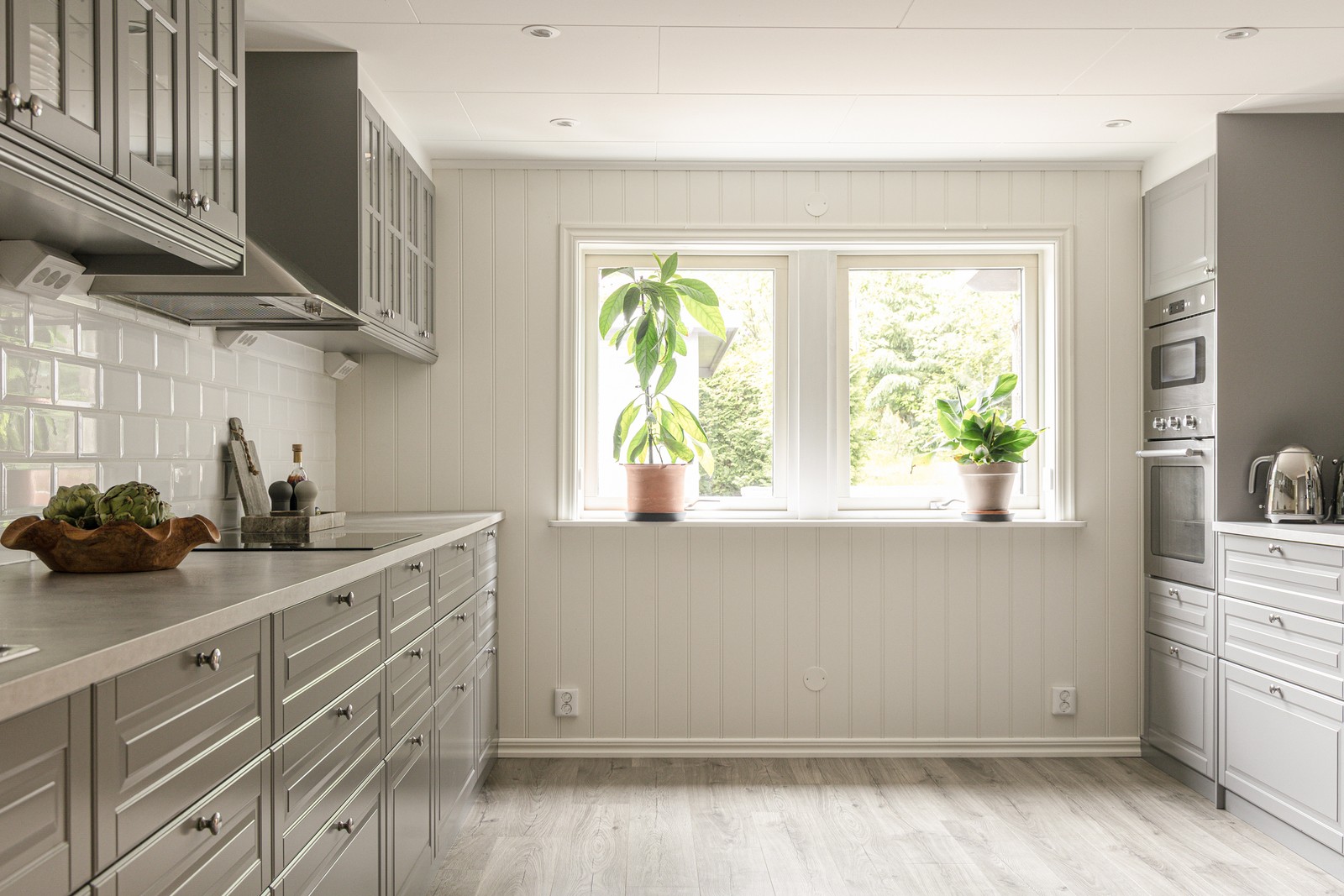 Kök av hög kvalité med plats för matbord mot husets entrésida