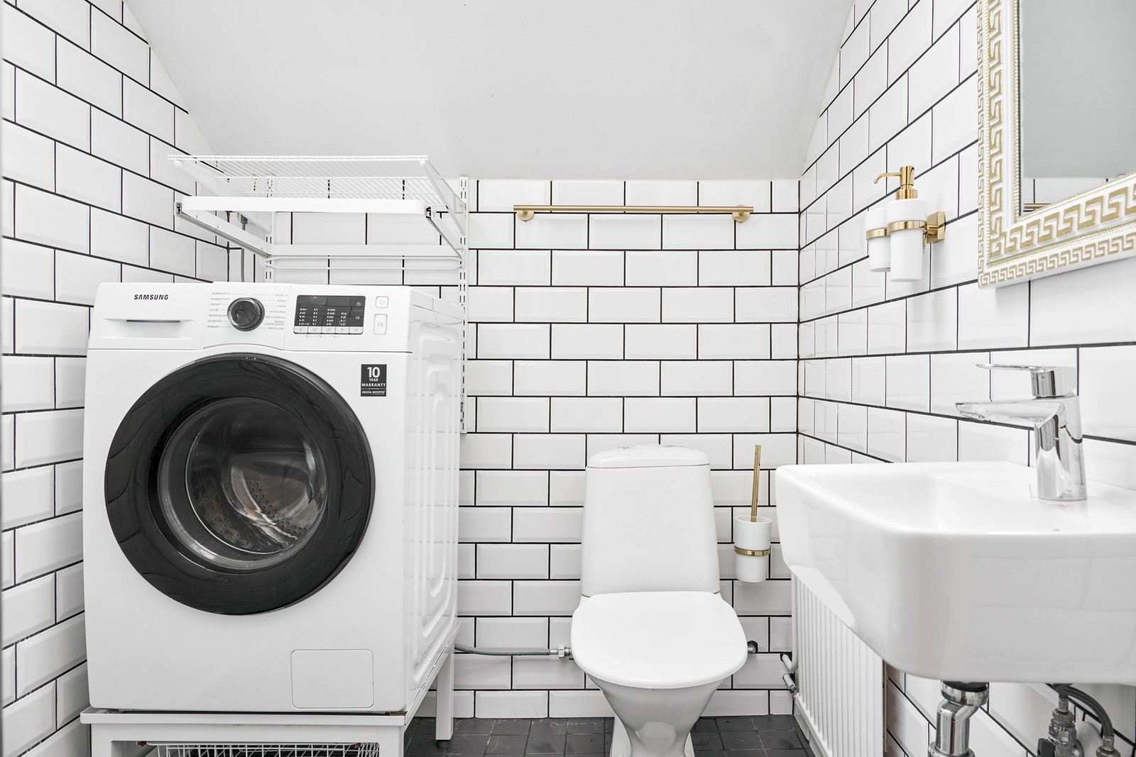Superfräscht badrum med installerad tvättmaskin.