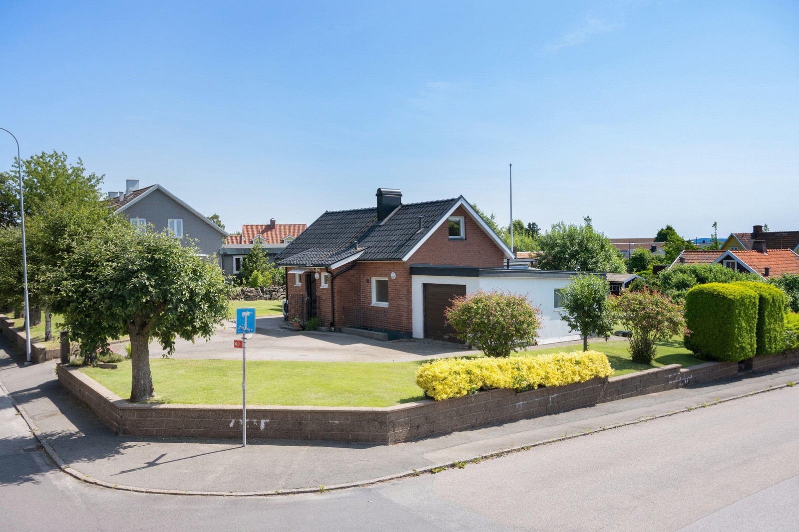 Välhållen villa med garage, uppvuxen trädgård och gavelläge i lugnt kvarter.