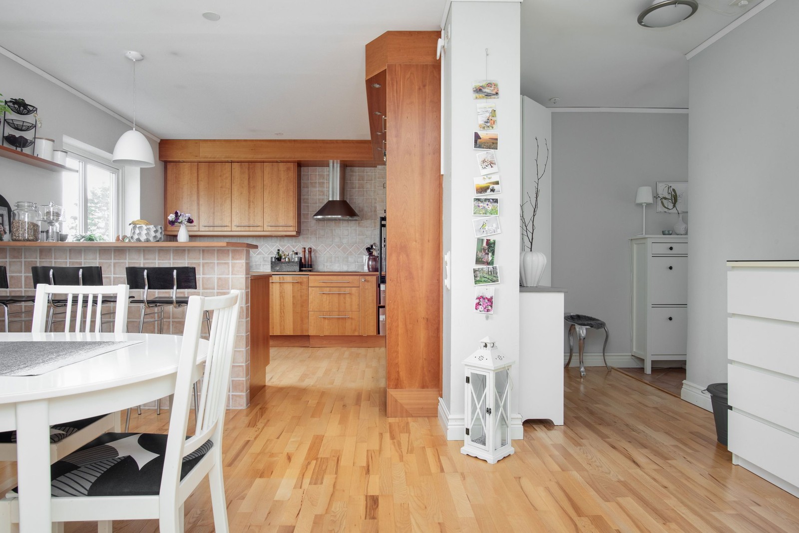 Kök, matplats och del av hall