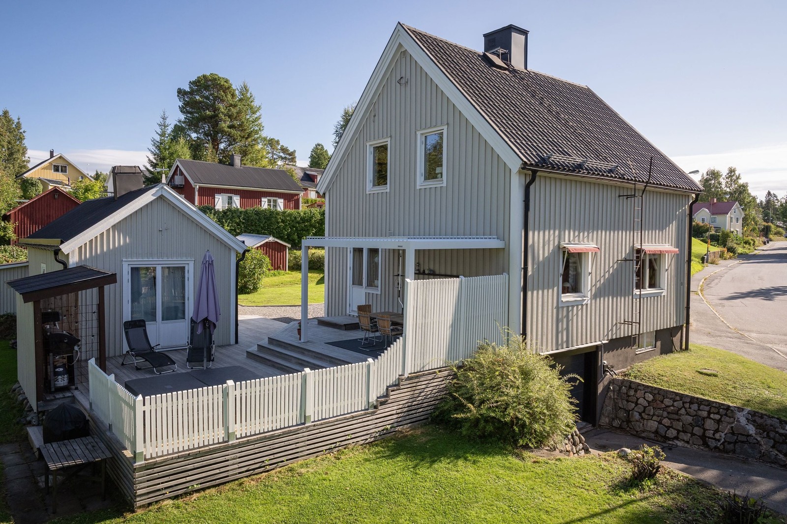 Charmigt hus på högt läge och luftig hörntomt
