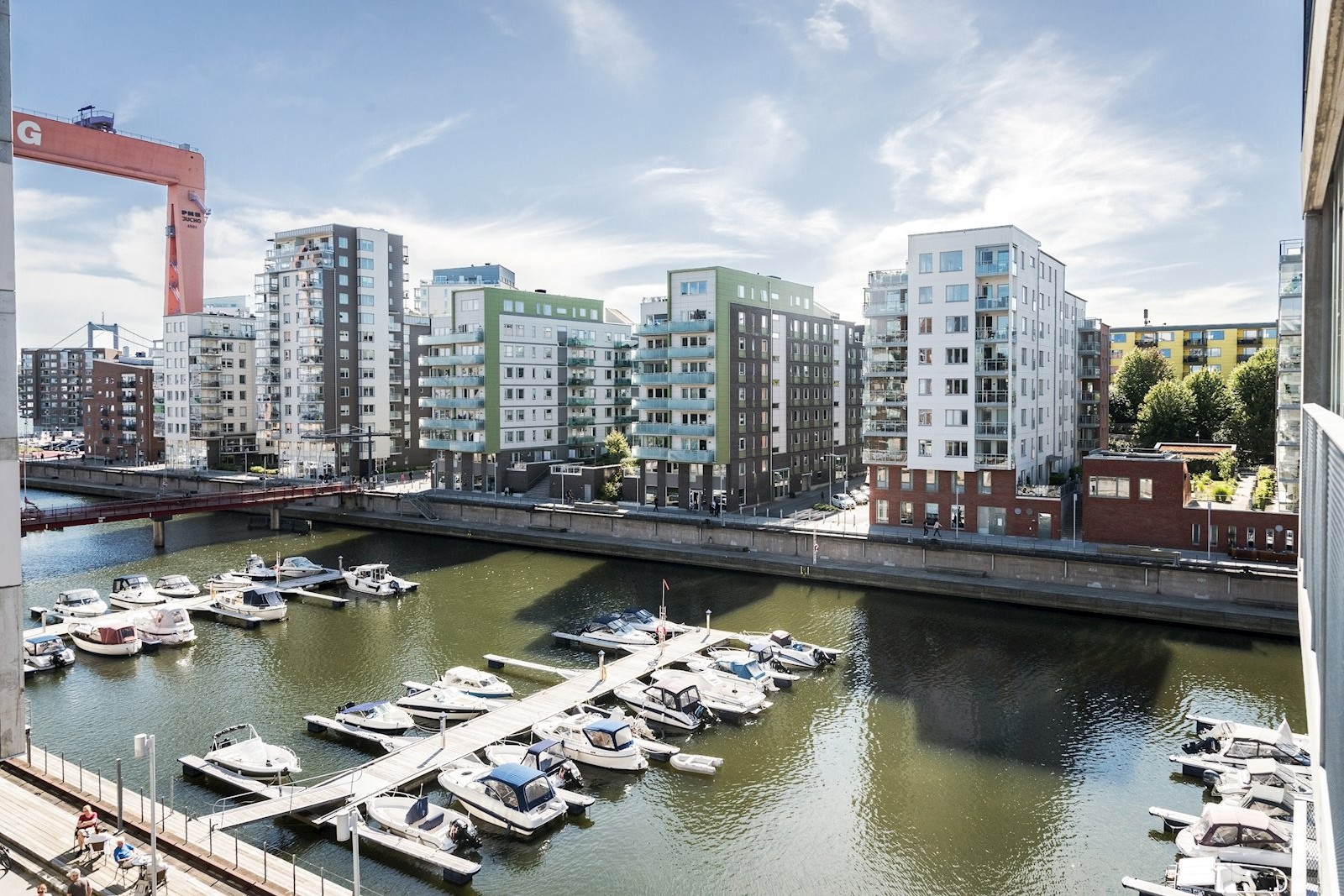 Bo med vattenutsikt och kajkanten precis utanför huset.
