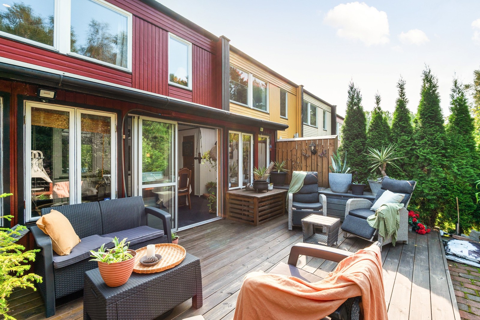 Njut av sommarens alla stunder på en solig och insynsskyddad uteplats