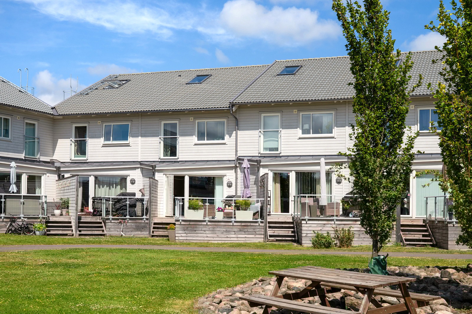 Modernt radhus med uteplats i solen