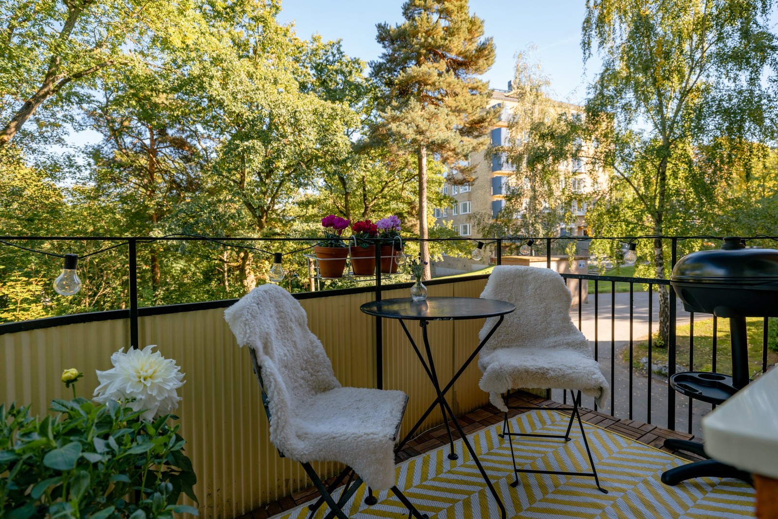 Balkong mot baksidan av huset