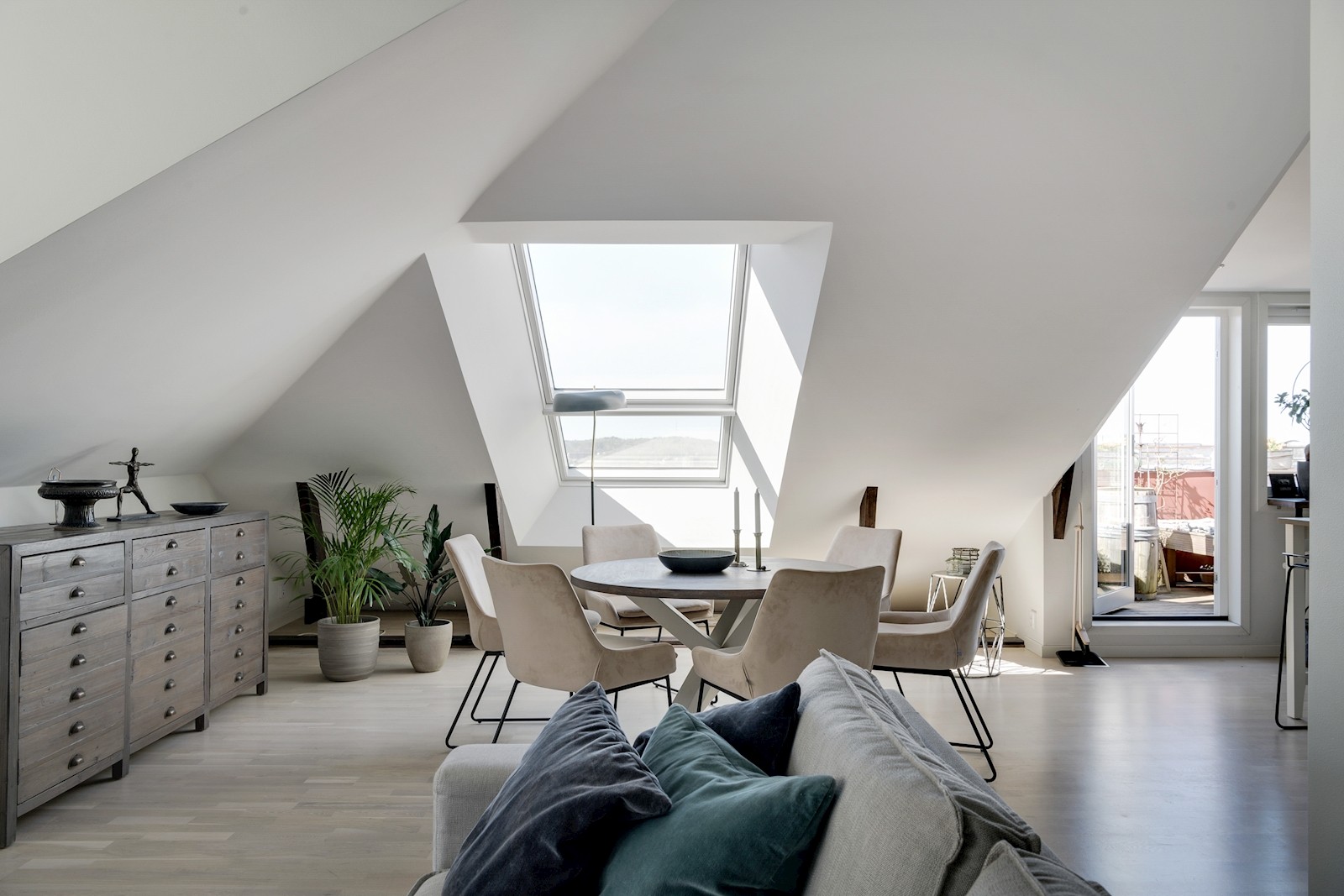 Belägen högst upp i huset, erbjuder denna bostad en privat och ostörd tillvaro, då den är den enda p