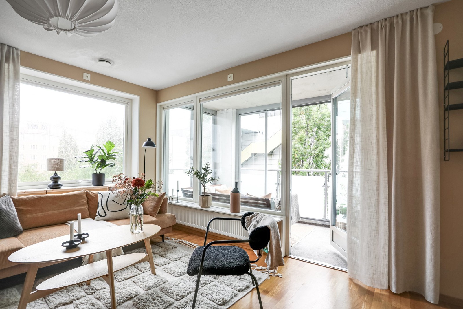 Praktisk planlösning med inglasad balkong i anslutning till vardagsrummet