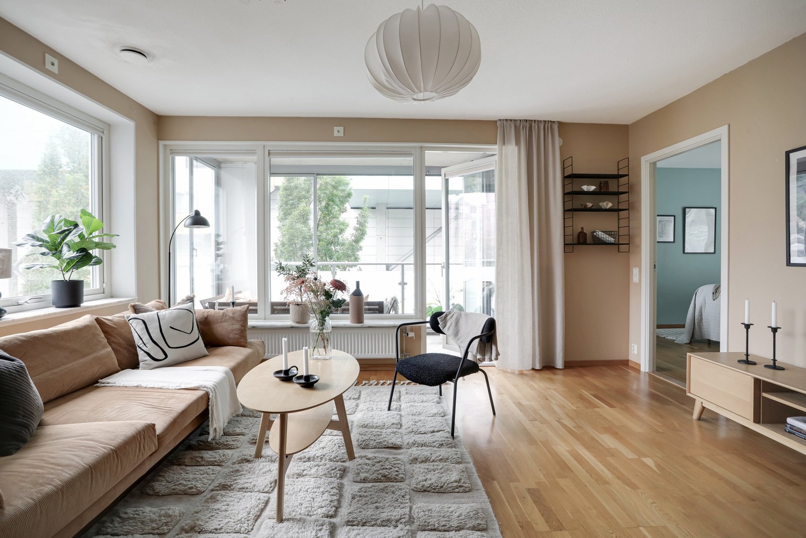 Ett härligt vardagsrum med stora fönsterpartier och rikligt med ljus