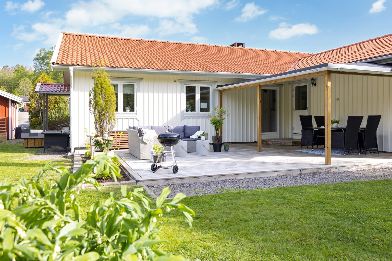 Rymlig altan med härligt solläge