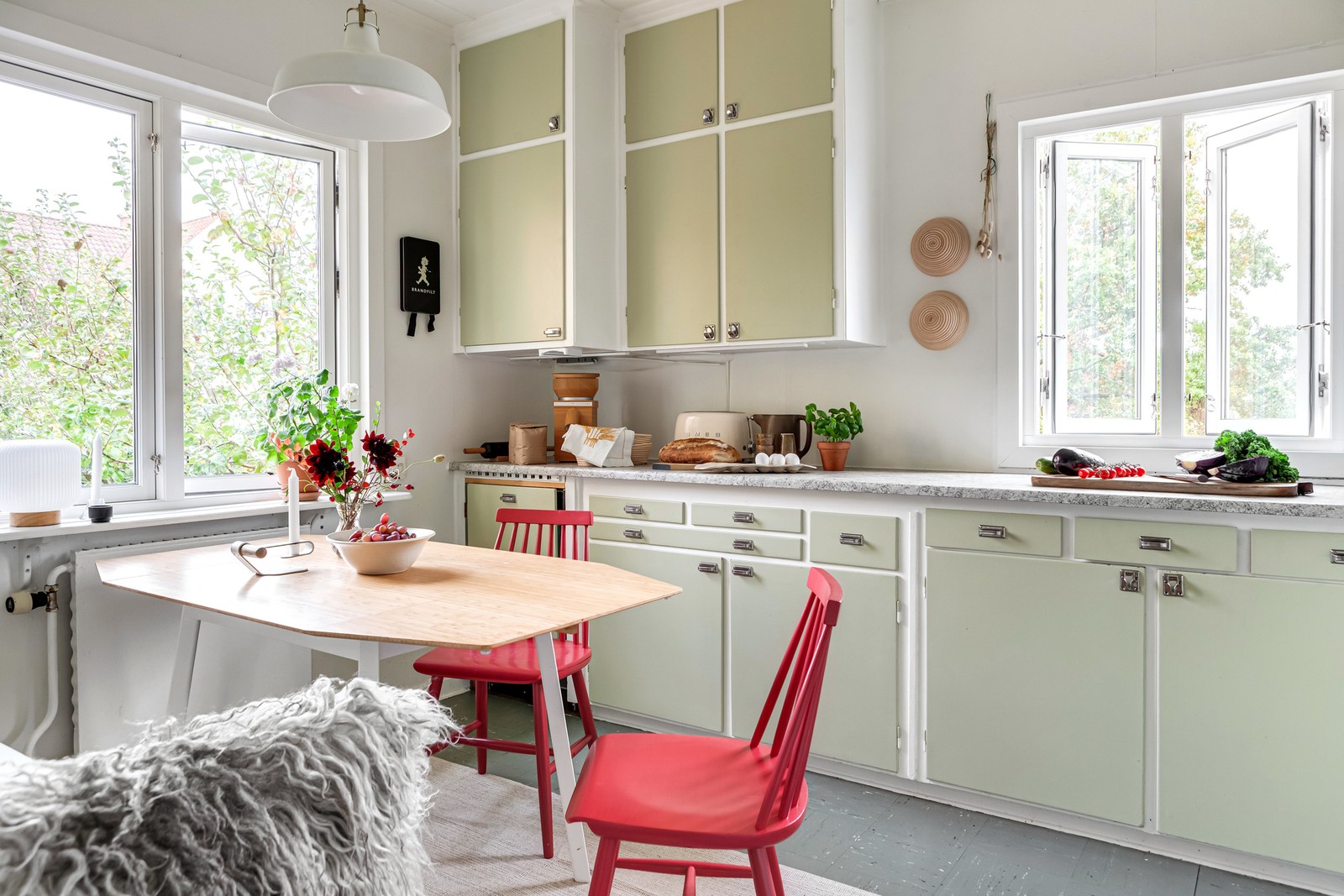 Charmigt 1-planshus med källare och stor trädgårdstomt i vacker bymiljö!