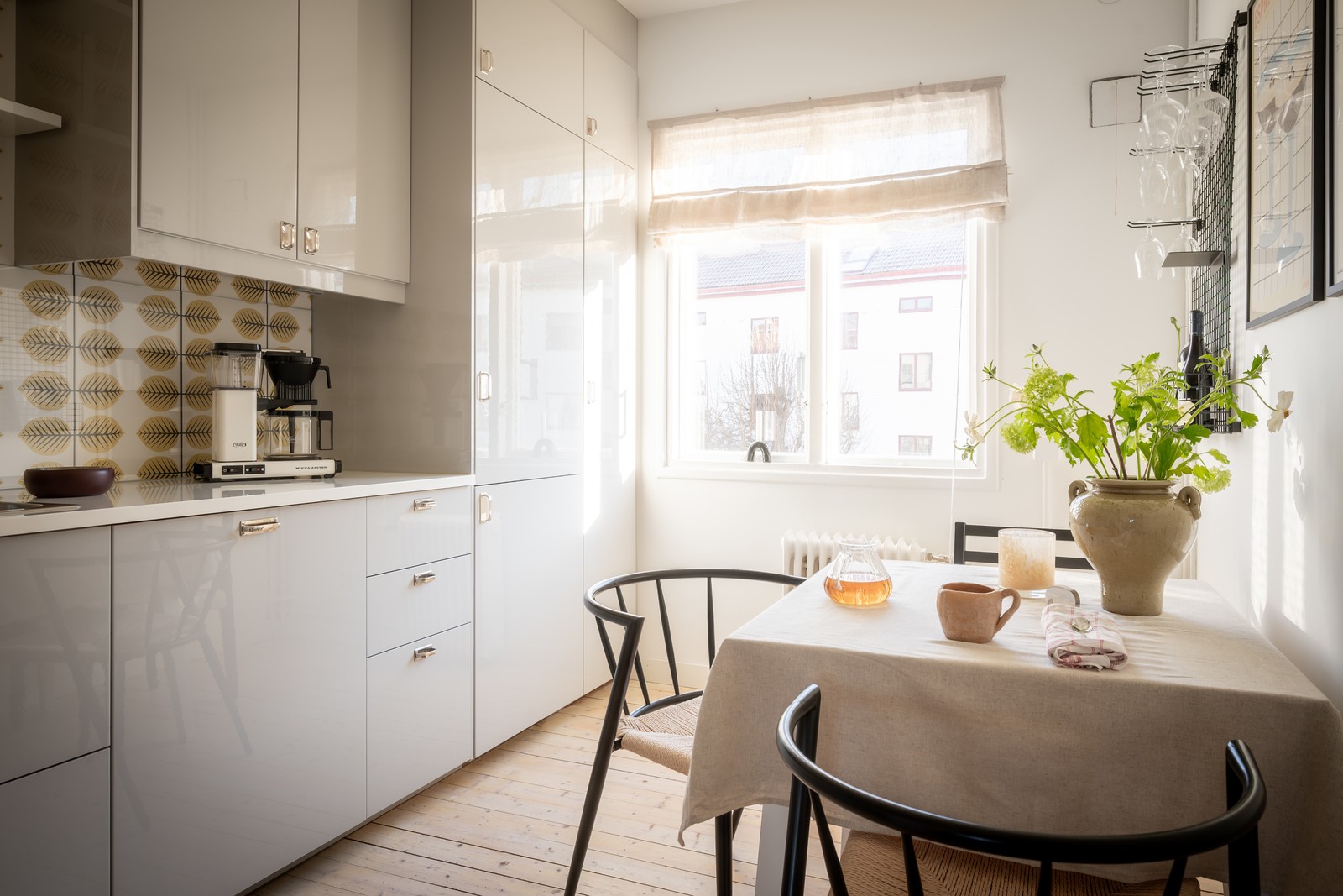 Köket är tidsenligt renoverat och mycket trivsamt!