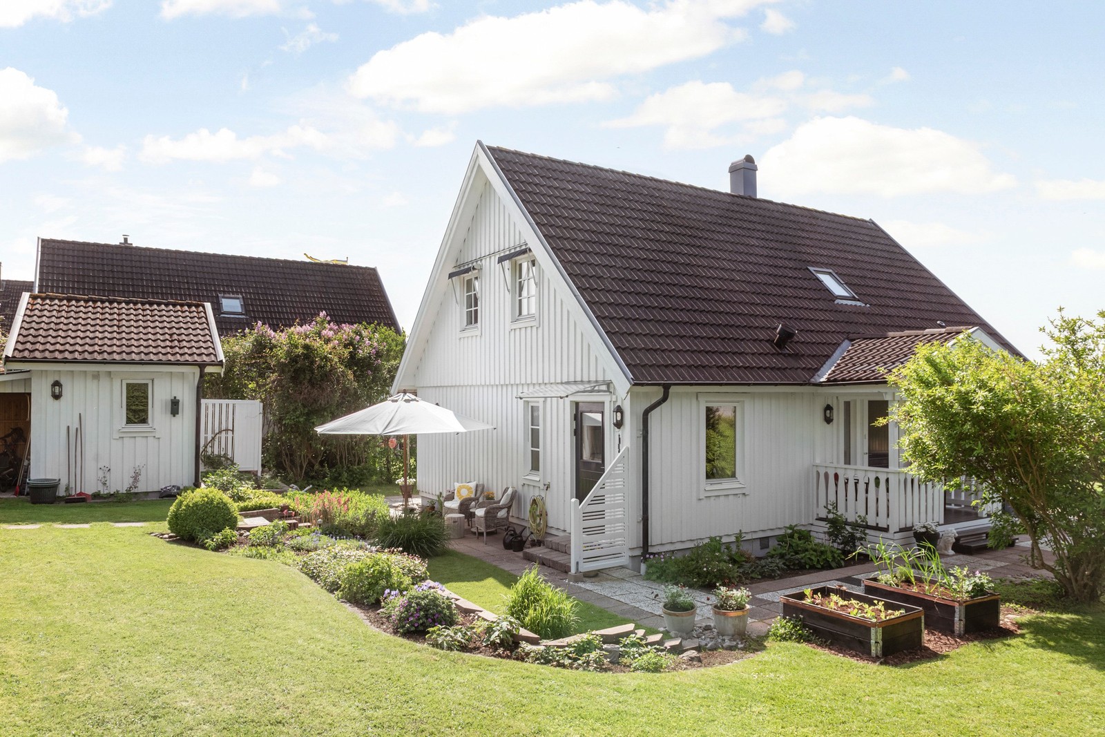 Noggrant planerade trädgård med förrådsförvaring