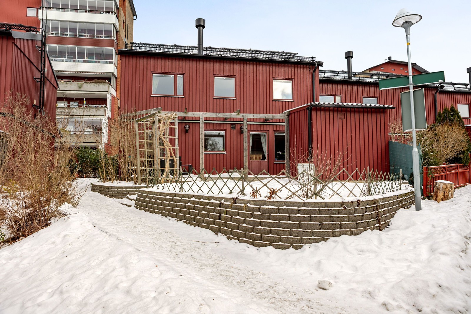 Fasad och tomt baksida