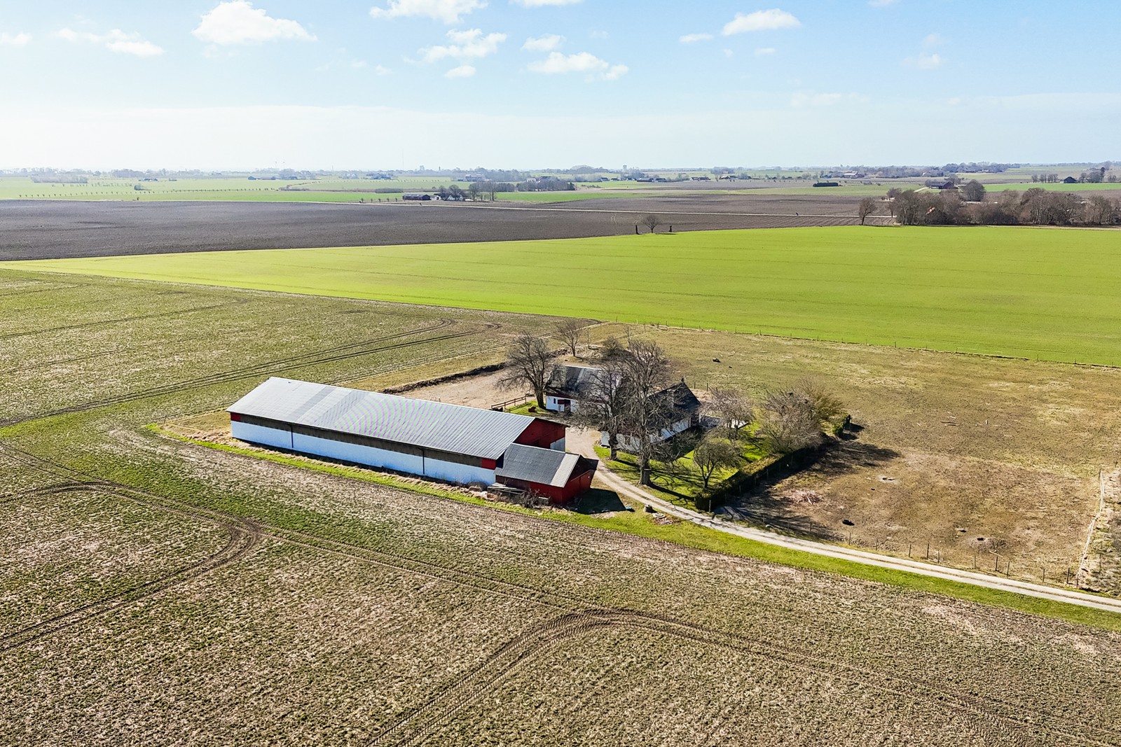 Hästgård med 12 213 kvm mark, eget ridhus och stall med flera boxar