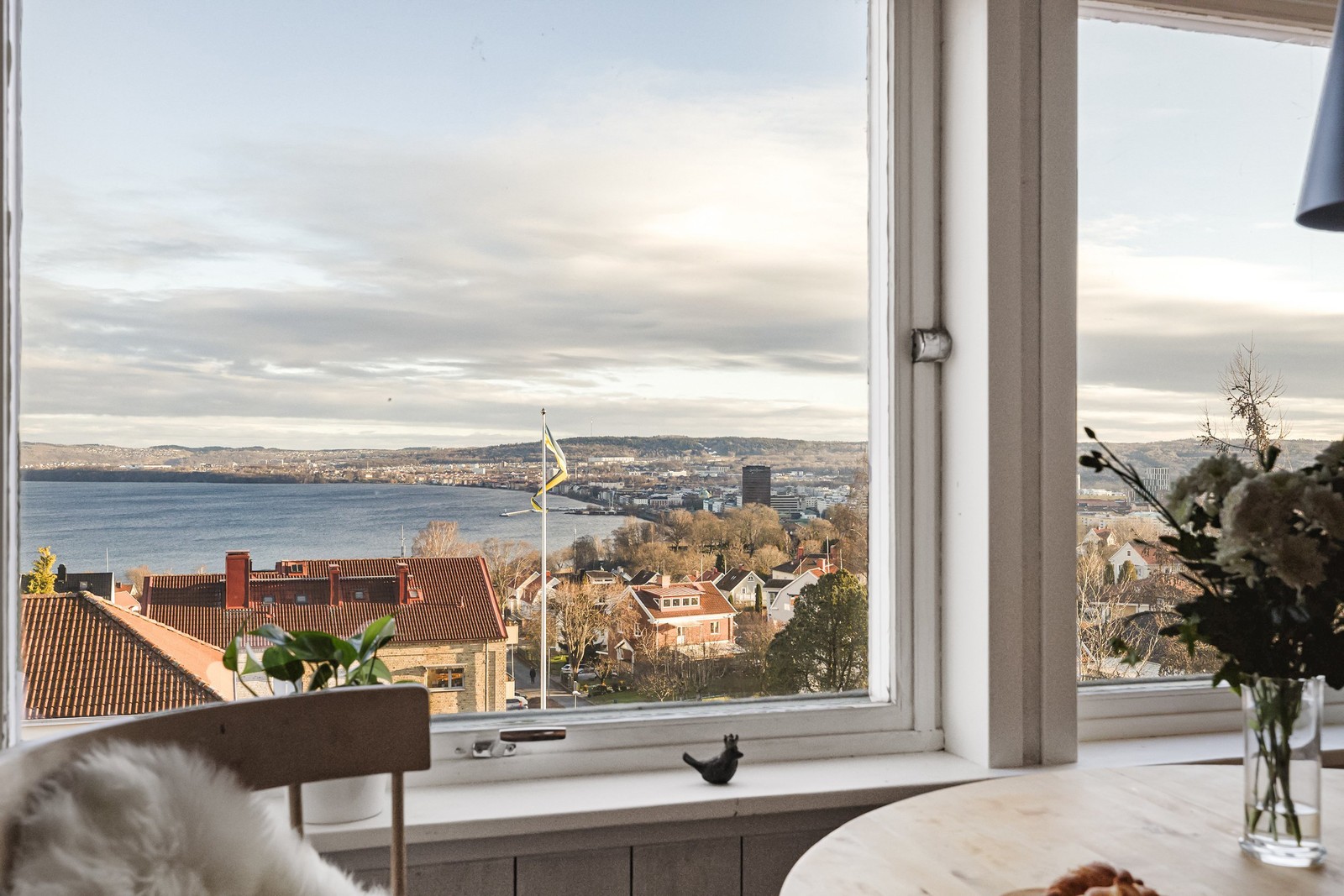 Svårslagna vyer över stad och sjö.