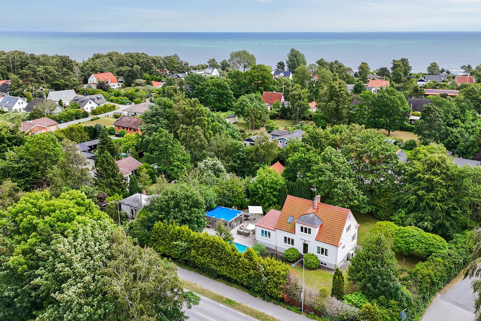 Representativ och tidlös villa med pampig fasad, pool och eftertraktat havsnära läge