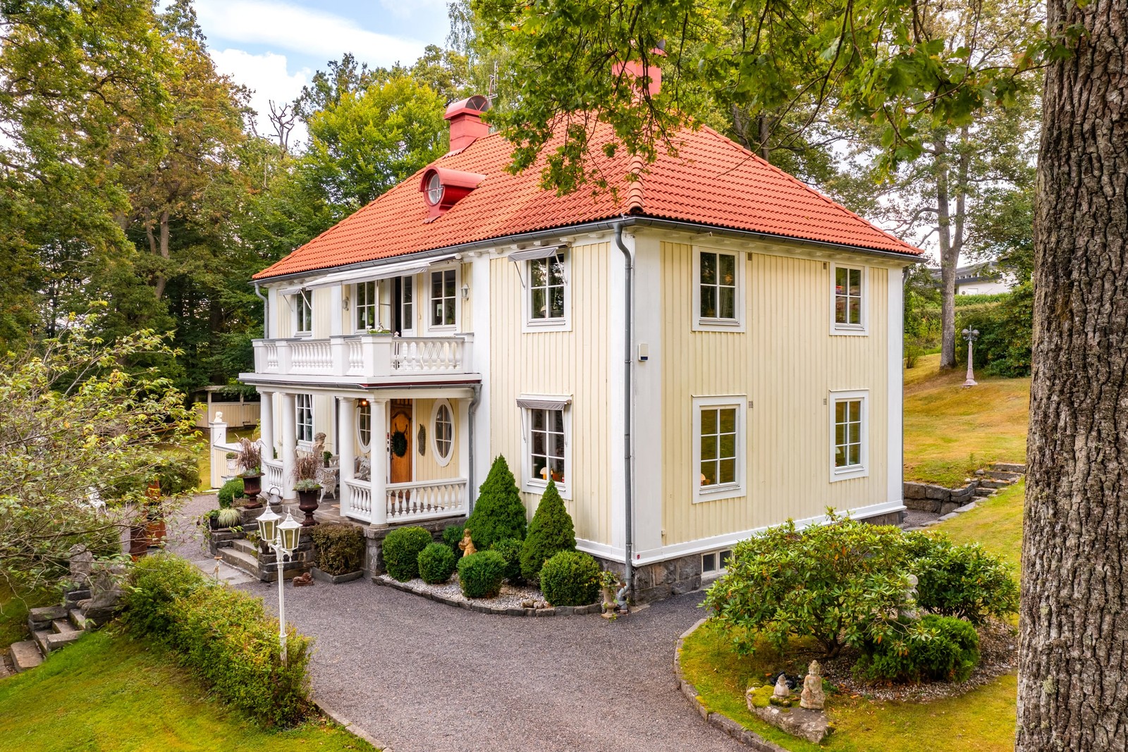 Varmt välkommen till denna herrgårdsoas med centralt läge i Lerum