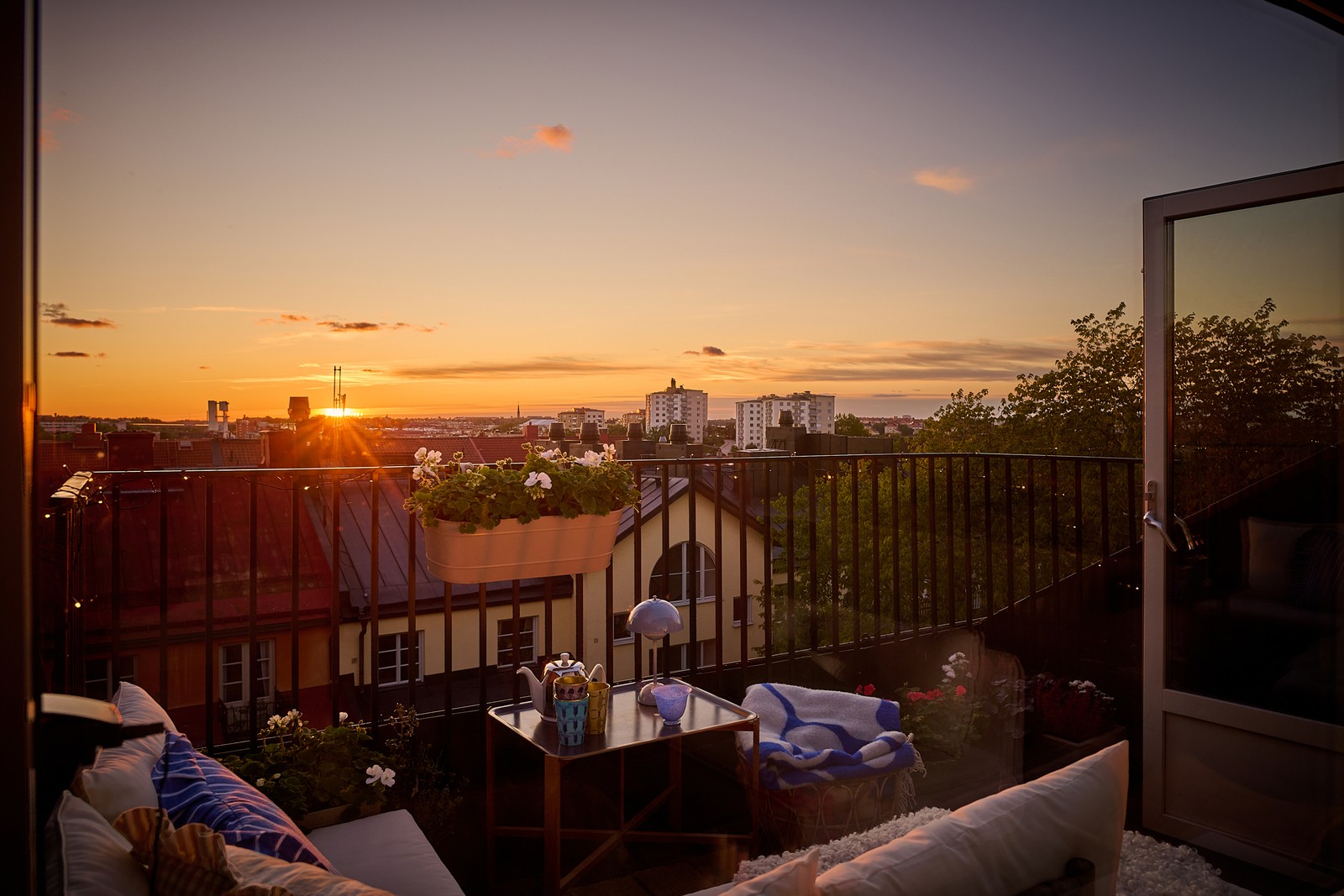 Magisk solnedgång och utsikt från terrassen