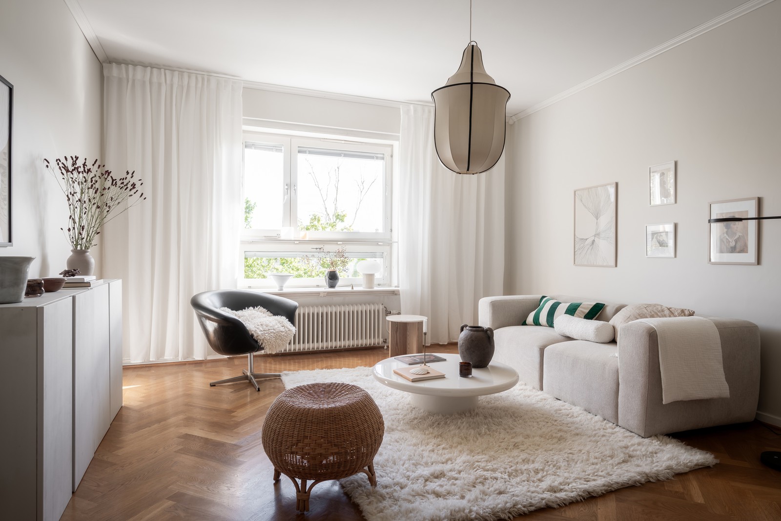 Allrummet är stort, luftigt och lättmöblerat