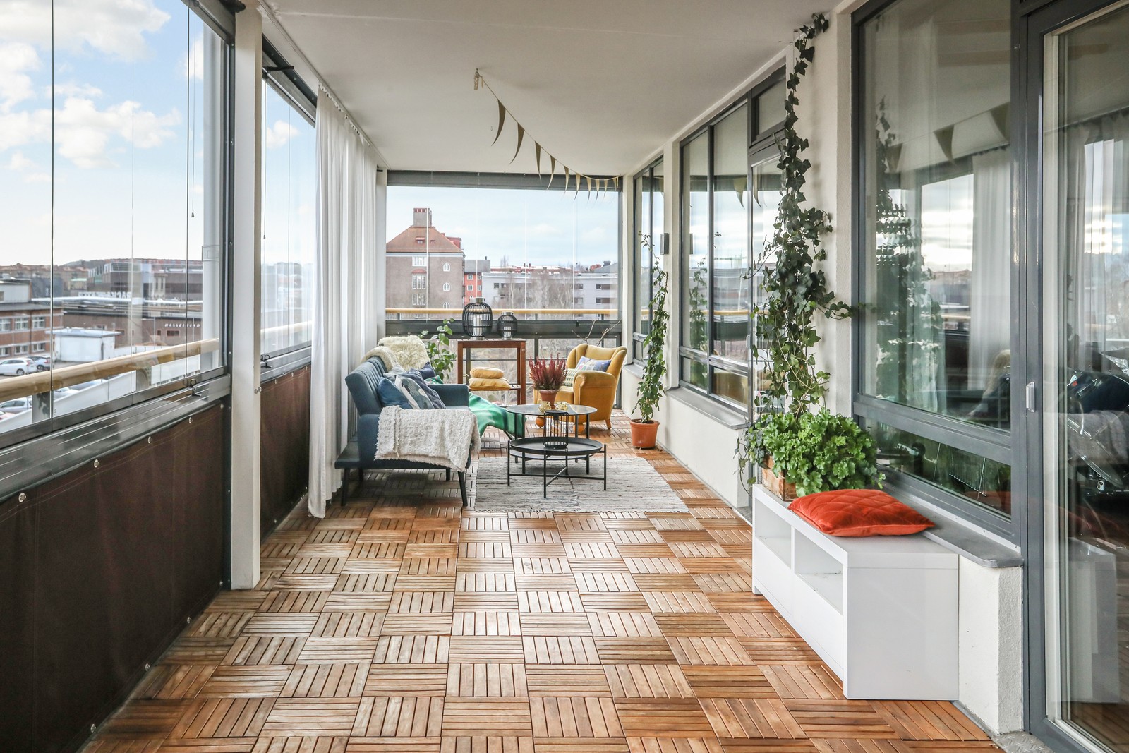 Svårslagen balkong med vy över takåsar och in mot Göteborgs stadskärna