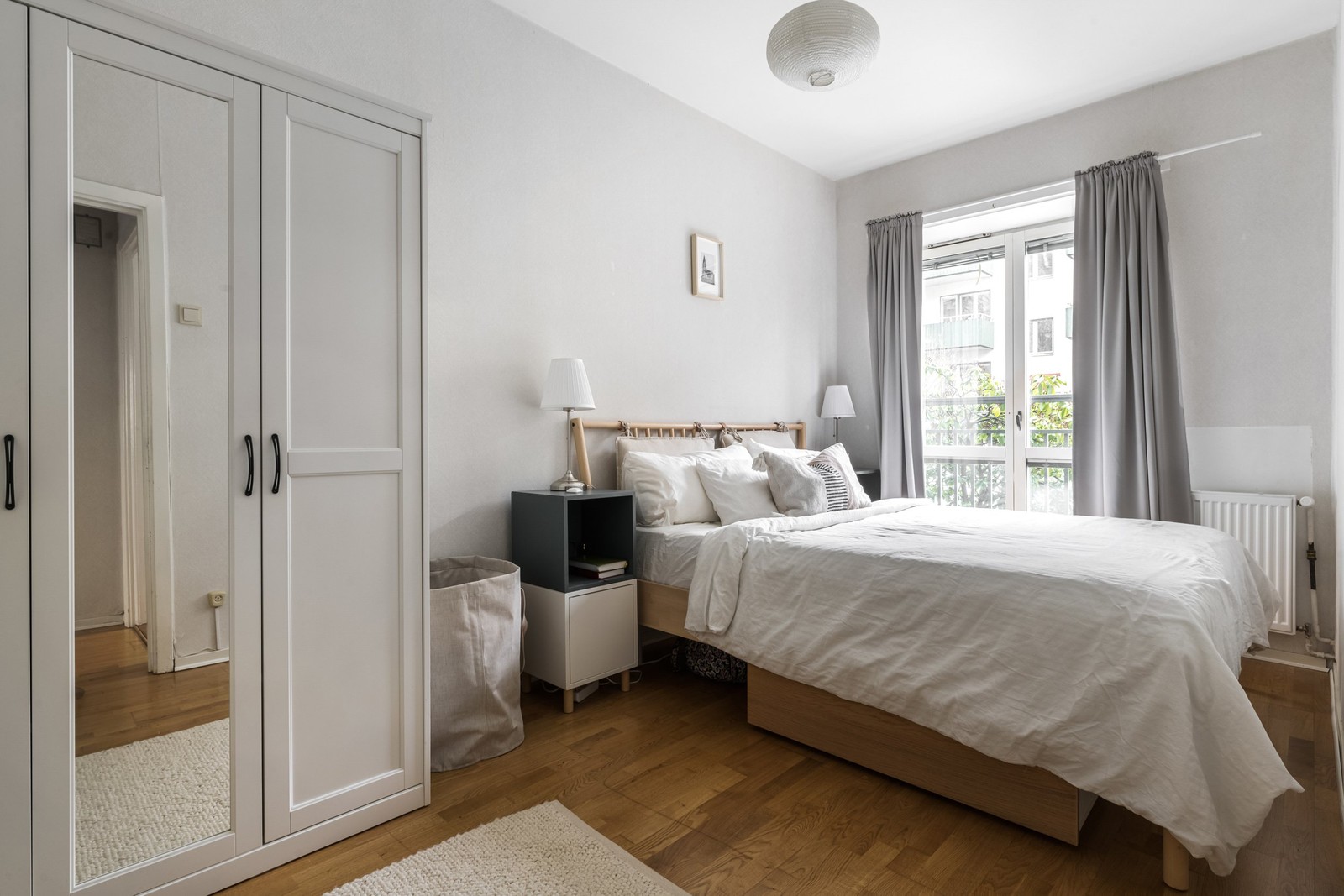 Stort sovrum med fransk balkong