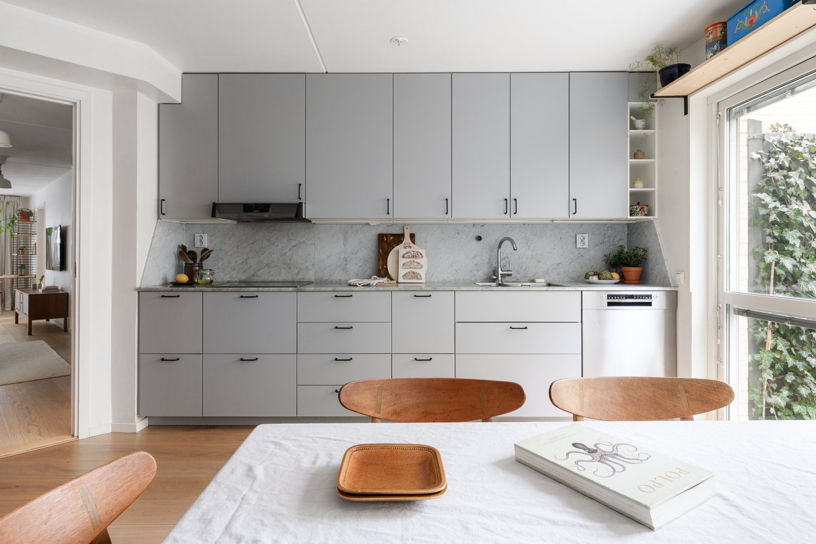 Ljus och omsorgsfullt renoverad 3,5a med uteplats