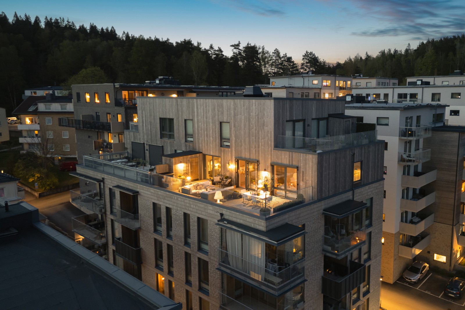 Högt upp i ett modernt hus från 2021 väntar en bostad som verkligen sticker ut