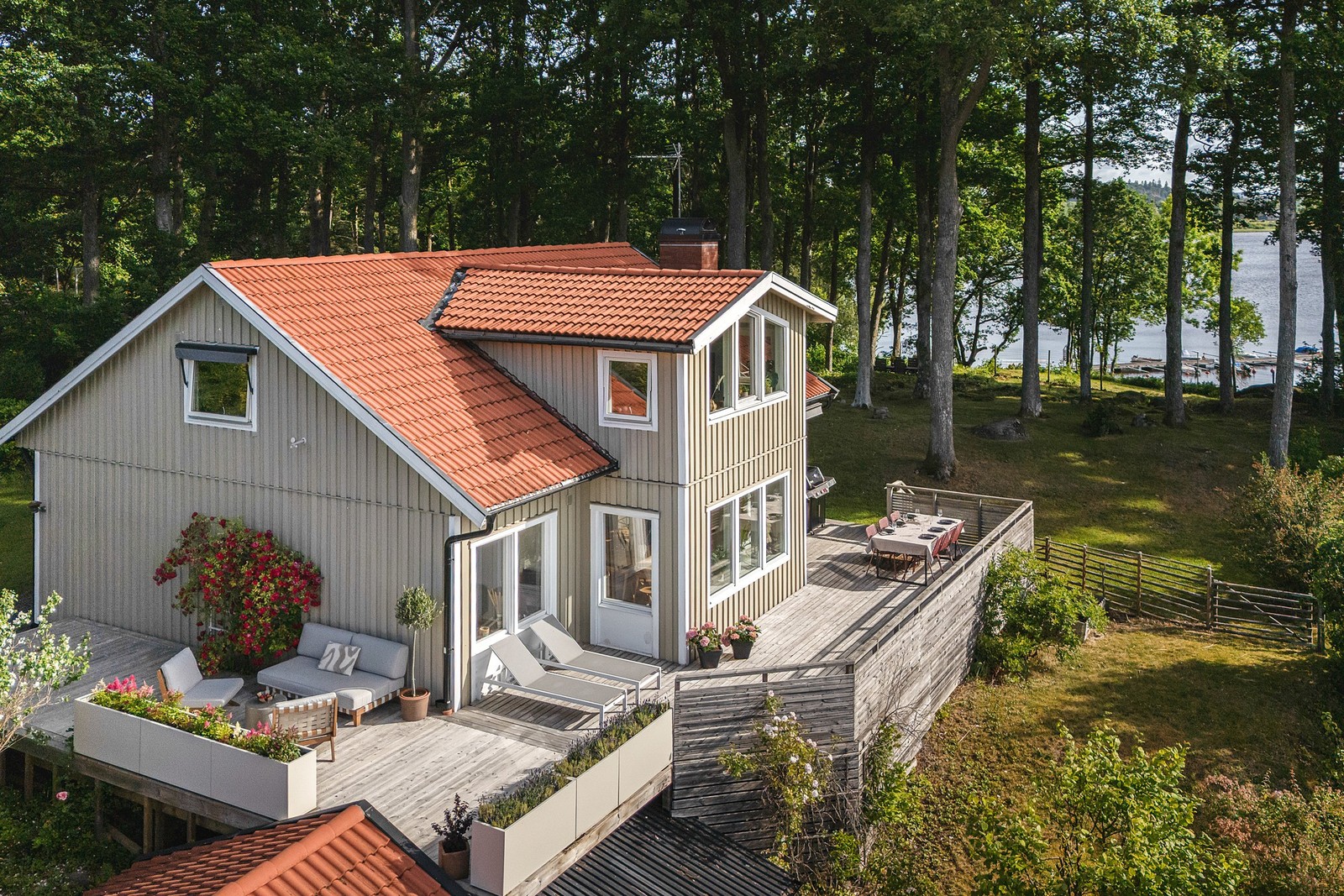 Altaner löper utmed husets soliga sidor