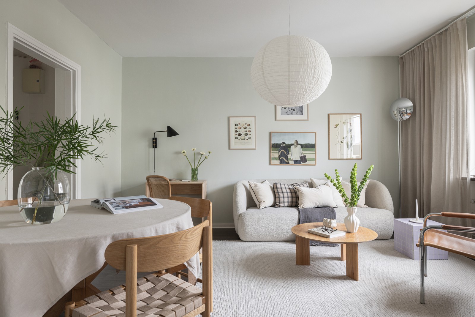 Rymligt vardagsrum med generös takhöjd